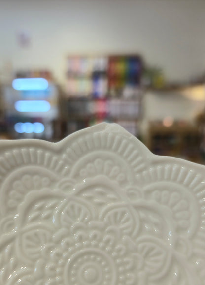 Assiette mandala blanche *bris mineur*