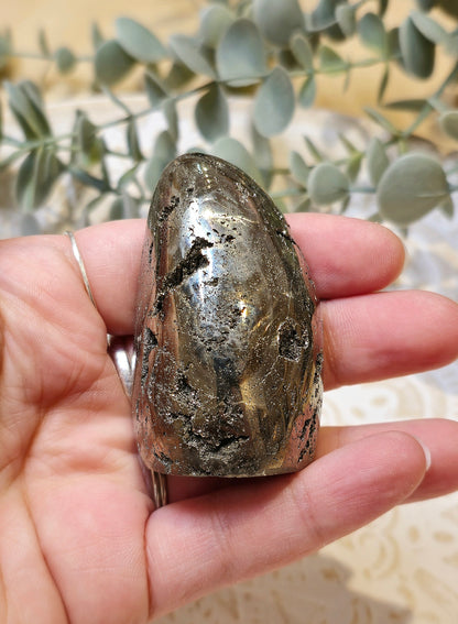 Pyrite brute avec base polie du Pérou