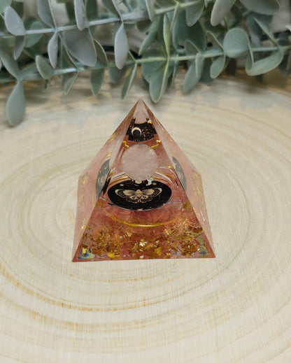 Pyramide Orgonite avec pierres - Quartz rose et papillon