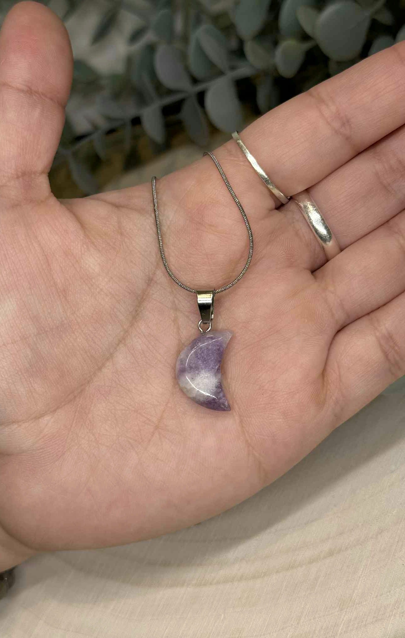 Collier en mini lune en Lépidolite