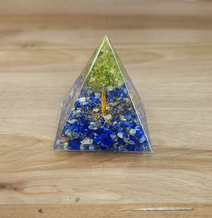 Pyramide Orgonite avec pierres- Lapis Lazuli et Péridot