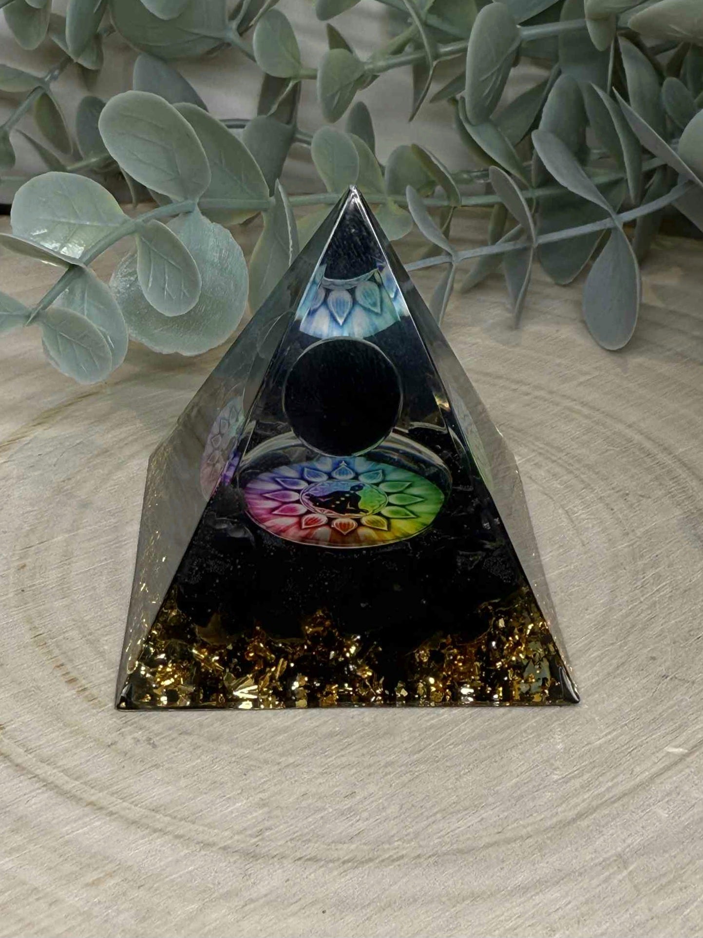 Pyramide Orgonite avec pierres - Obsidienne avec chakras