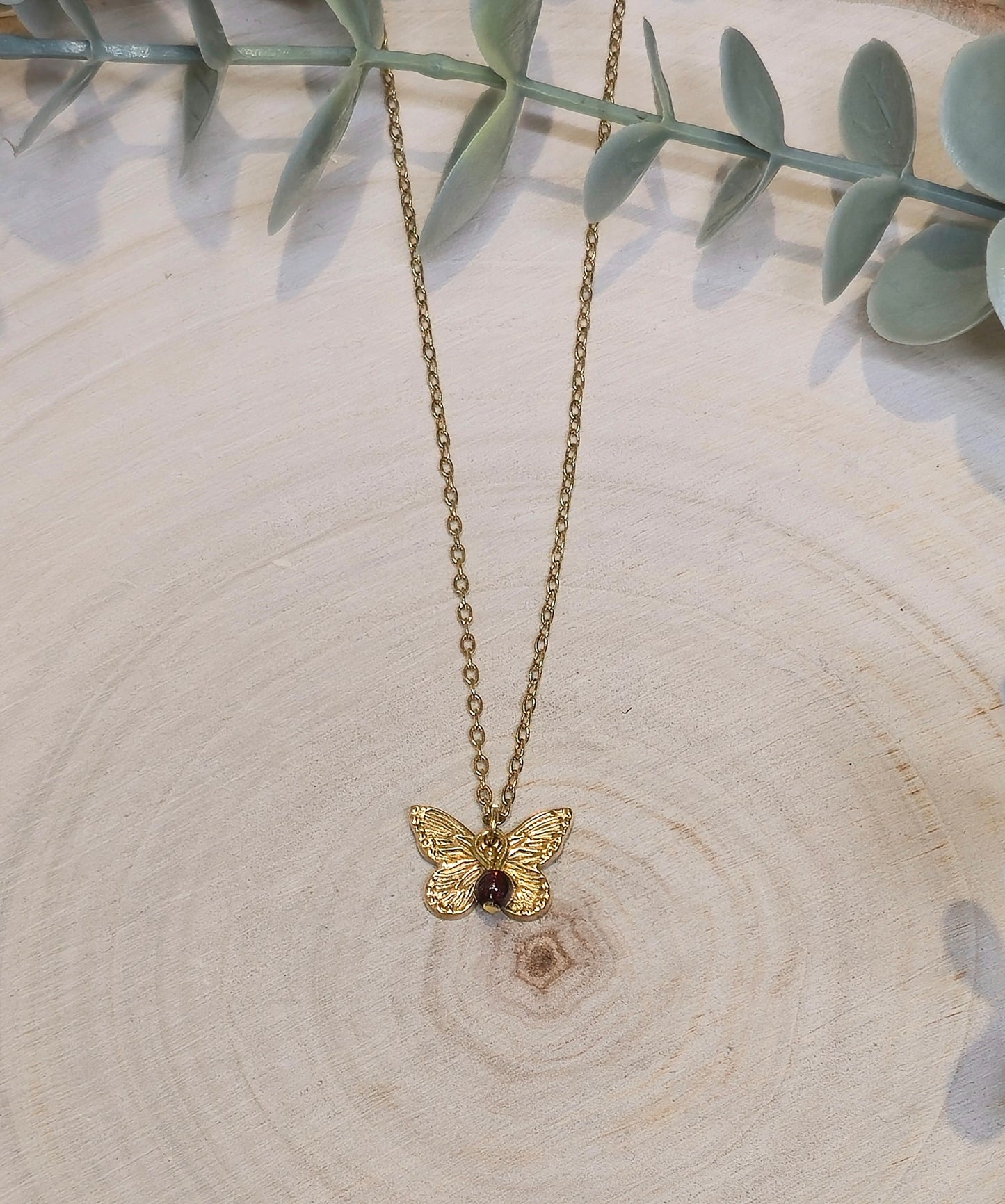 Collier Papillon et pierre gold