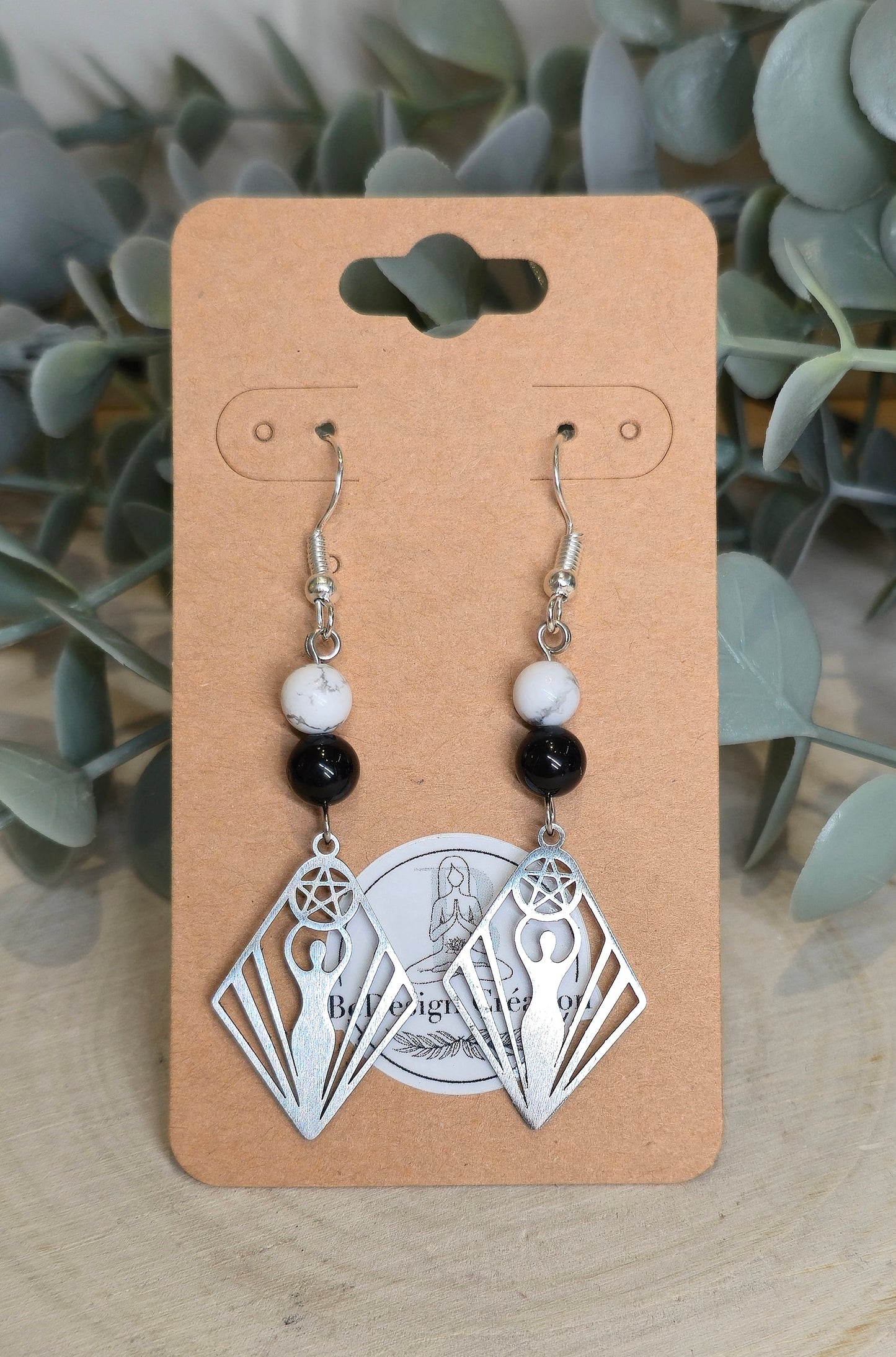 Boucles d’oreilles Déesse Pentacle avec Howlite et Tourmaline