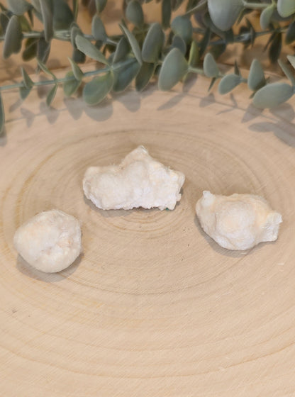 Morceaux d'Okenite brute de l’Inde