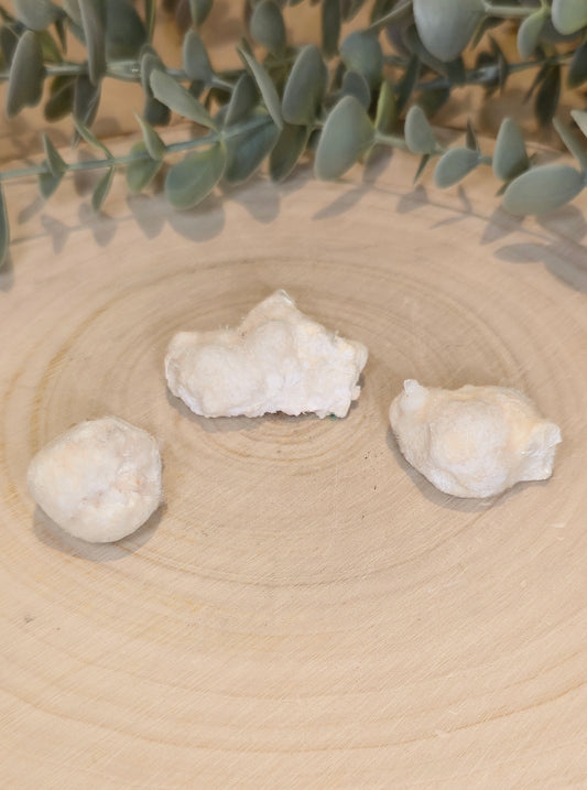Morceaux d'Okenite brute de l’Inde