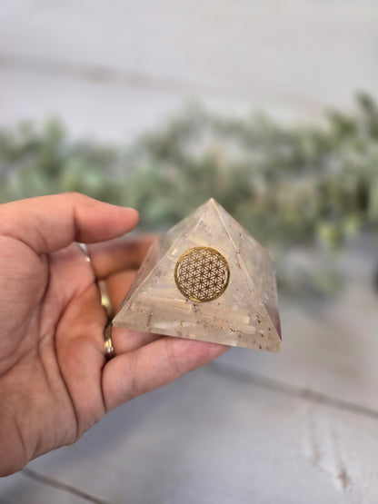 Pyramide Orgonite avec pierres - Sélénite avec Fleur de vie