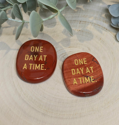 Pierre de paume mince Jaspe rouge - One Day at a Time