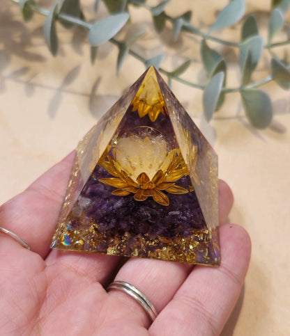 Pyramide Orgonite avec pierres - Améthyste et Quartz clair