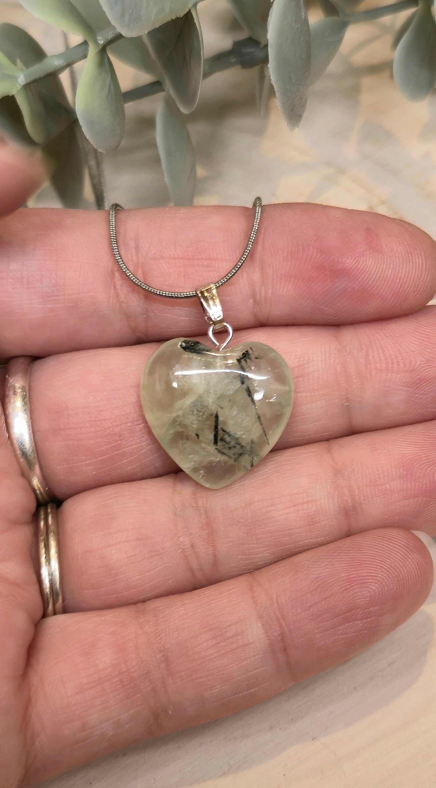 Collier en coeur en Préhnite