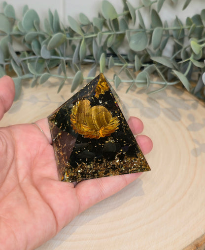 Pyramide Orgonite avec pierres - Obsidienne et Oeil de tigre