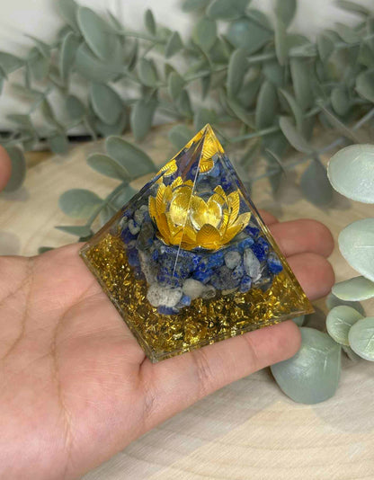Pyramide Orgonite avec pierres - Lapis Lazuli et Quartz clair