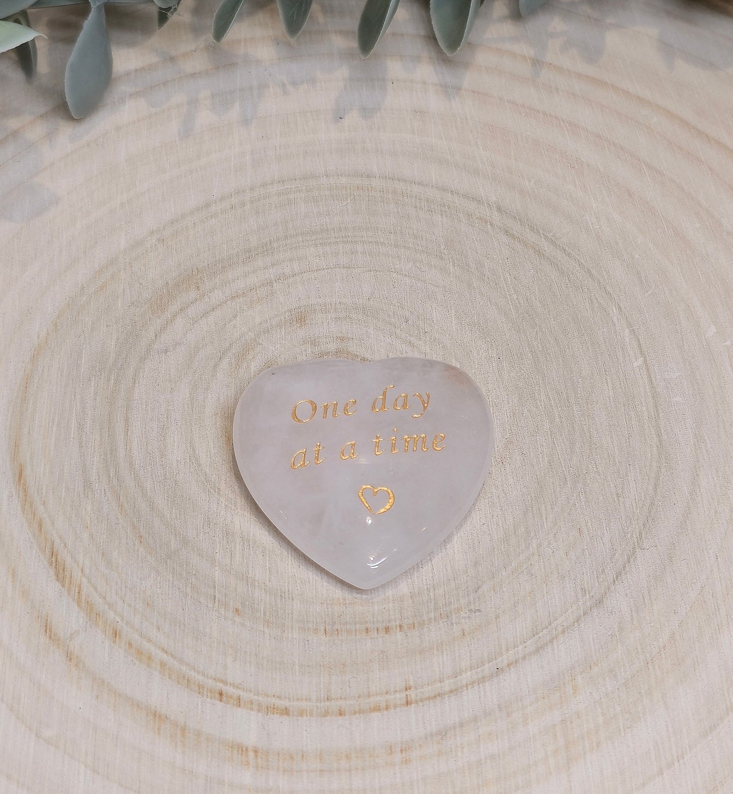 Pierre de paume en coeur Quartz clair - One Day at a Time