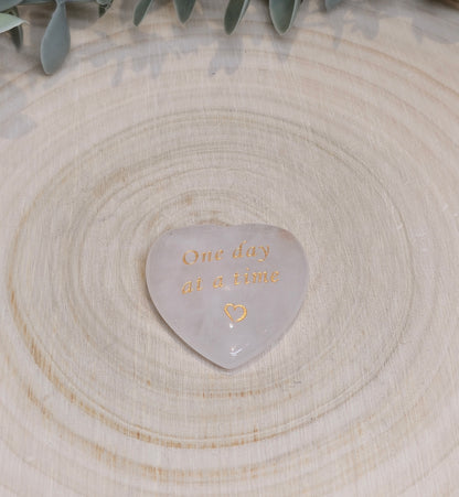 Pierre de paume en coeur Quartz clair - One Day at a Time