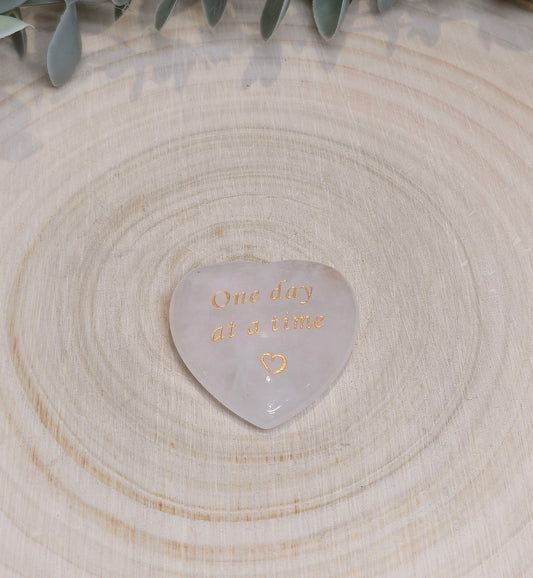 Pierre de paume en coeur Quartz clair - One Day at a Time