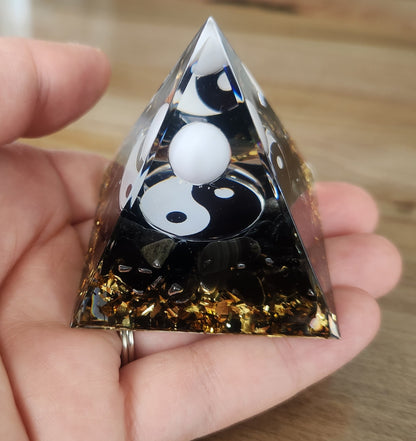 Pyramide Orgonite avec pierres - Obsidienne et Jade blanc avec Yin Yang