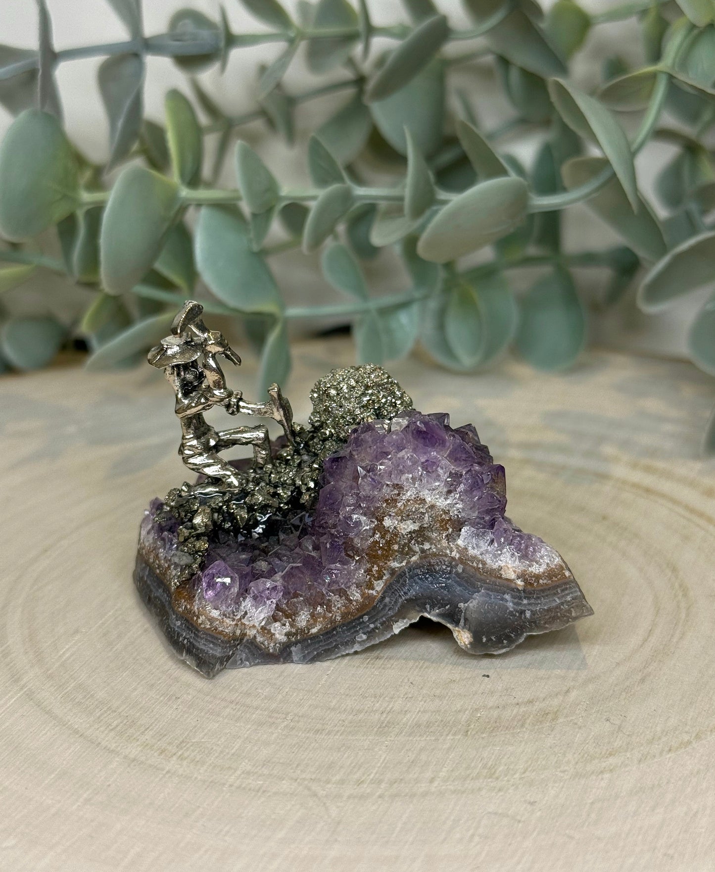 Minier en Pyrite sur Améthyste