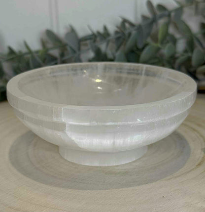 Bol de sélénite rond avec design courbé
