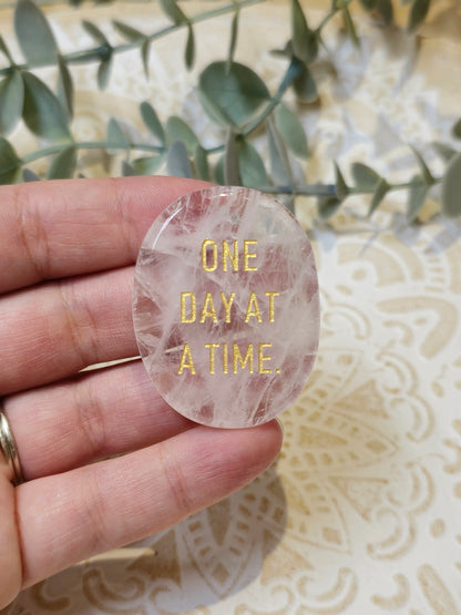 Pierre de paume mince Quartz clair - One Day at a Time