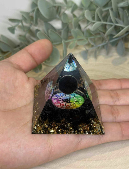 Pyramide Orgonite avec pierres - Obsidienne avec chakras