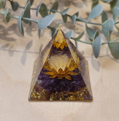 Pyramide Orgonite avec pierres - Améthyste et Quartz clair