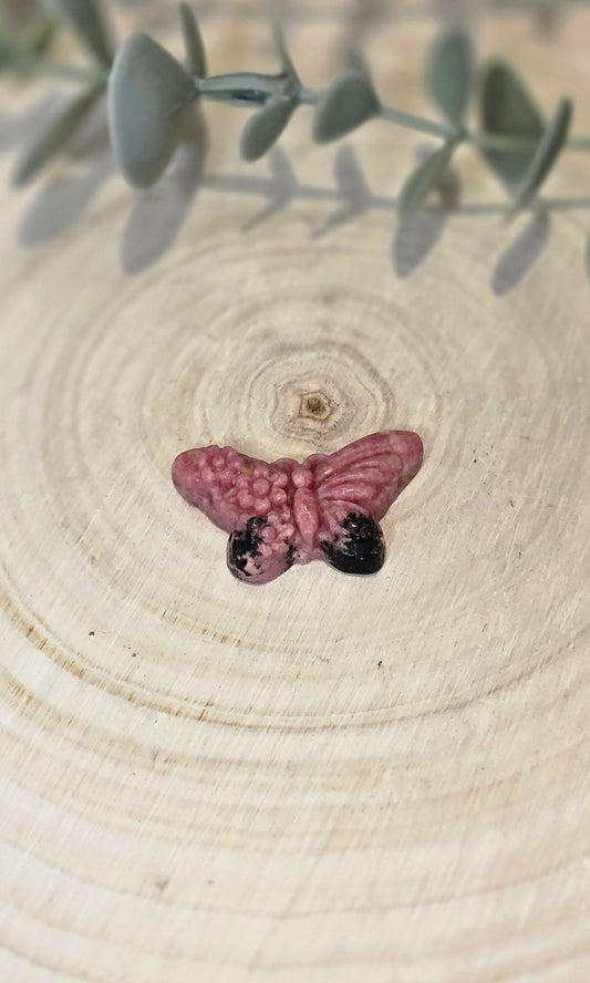 Papillon et fleurs en Rhodonite