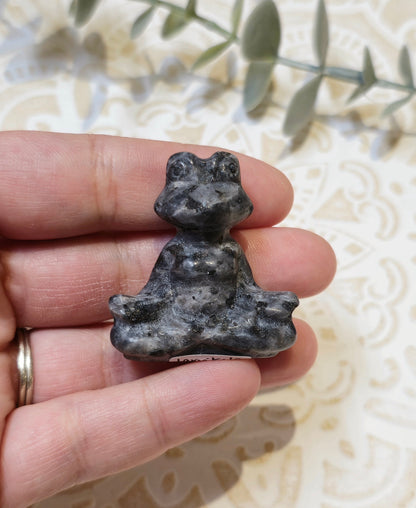 Grenouille Larvikite