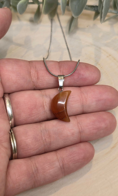 Collier en mini lune en Cornaline