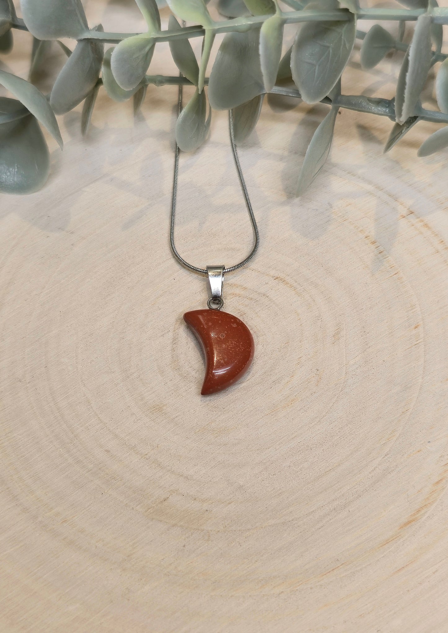 Collier en mini lune en Jaspe rouge