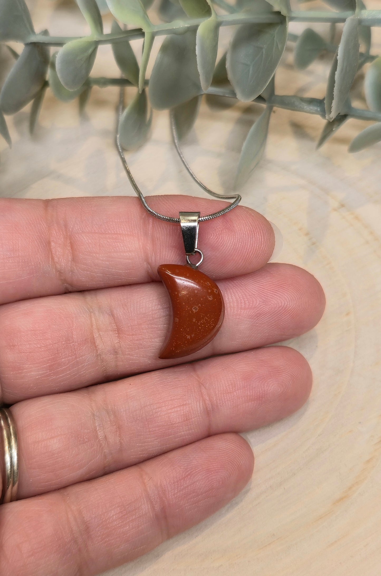 Collier en mini lune en Jaspe rouge