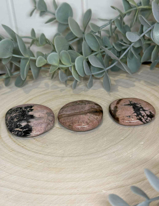Pierre de paume mince Rhodonite