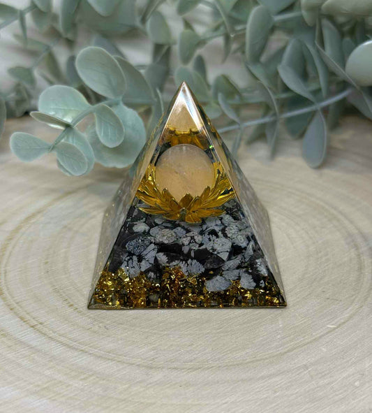 Pyramide Orgonite avec pierres - Obsidienne snowflake et Quartz rose