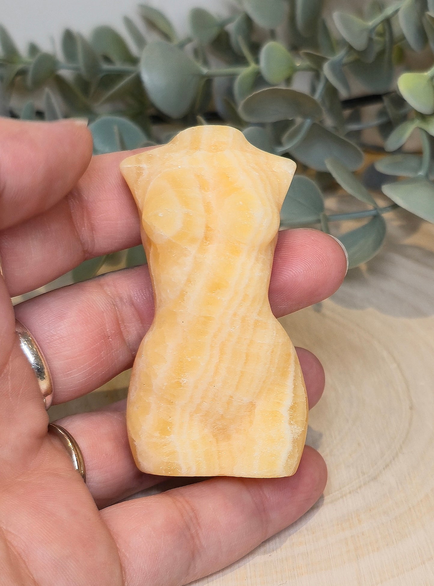 Femme Calcite jaune