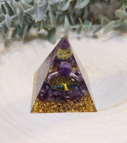 Pyramide Orgonite avec pierres - Améthyste avec arbre de vie