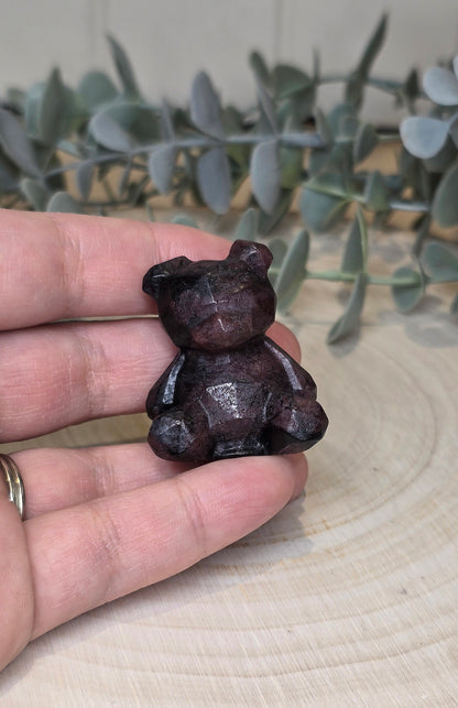 Ourson en Grenat dans Astrophyllite