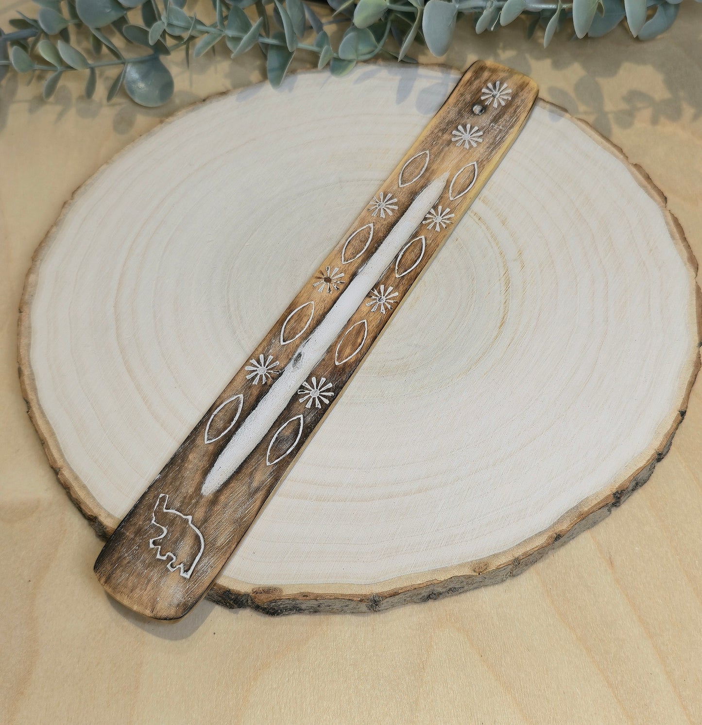 Encensoir en bois à motifs blanchis