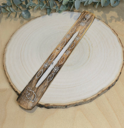 Encensoir en bois à motifs blanchis