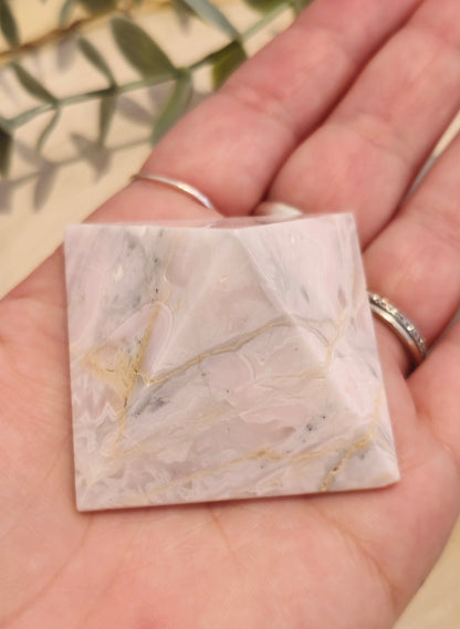 Pyramide Calcite Mangano