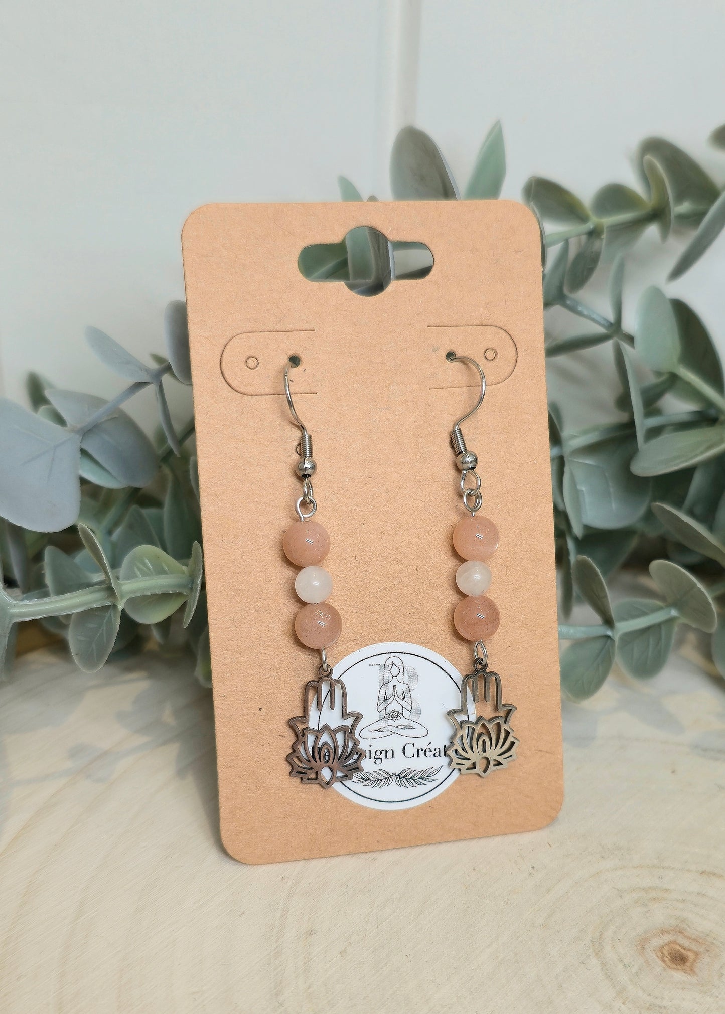 Boucles d’oreilles Lotus Fatima Pierre de lune pêche et Quartz clair