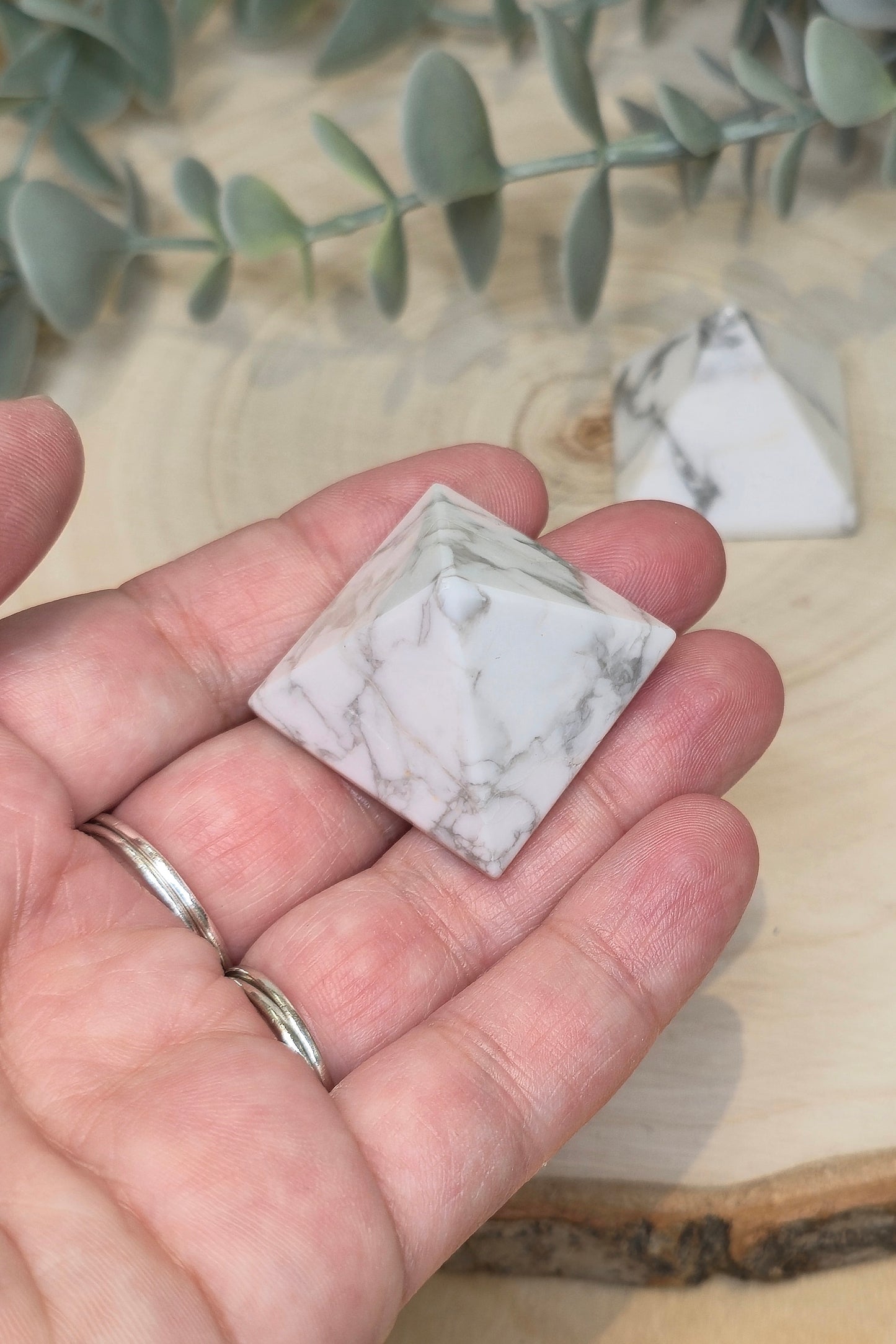 Pyramide Howlite