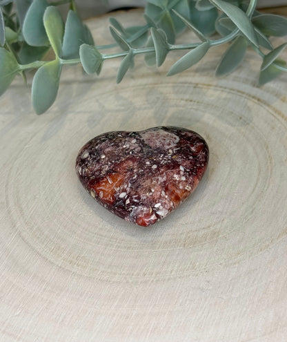 Coeur en Bois pétrifié rouge