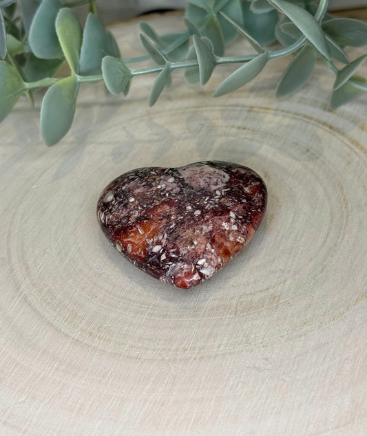 Coeur en Bois pétrifié rouge