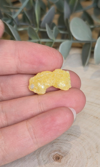 Brucite dorée brute