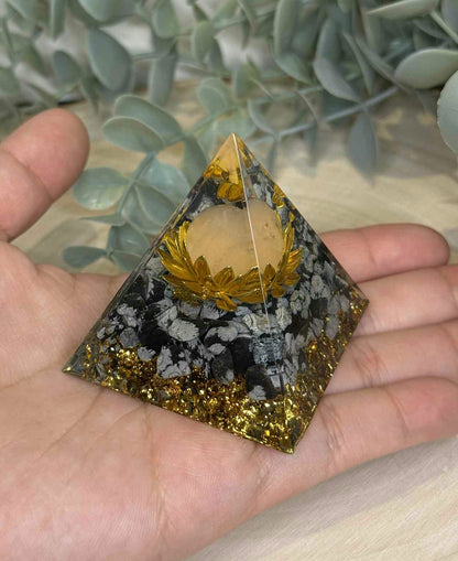 Pyramide Orgonite avec pierres - Obsidienne snowflake et Quartz rose