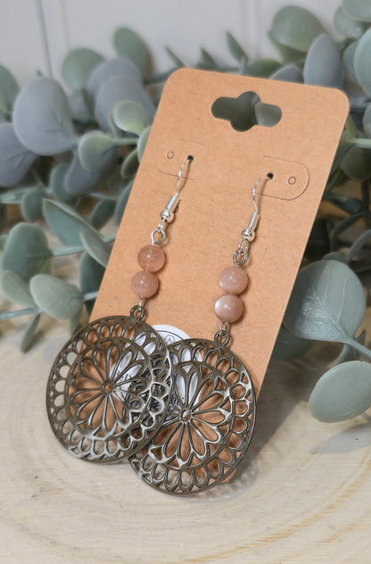 Boucles d’oreilles Fleur mandala avec Pierre de lune pêche