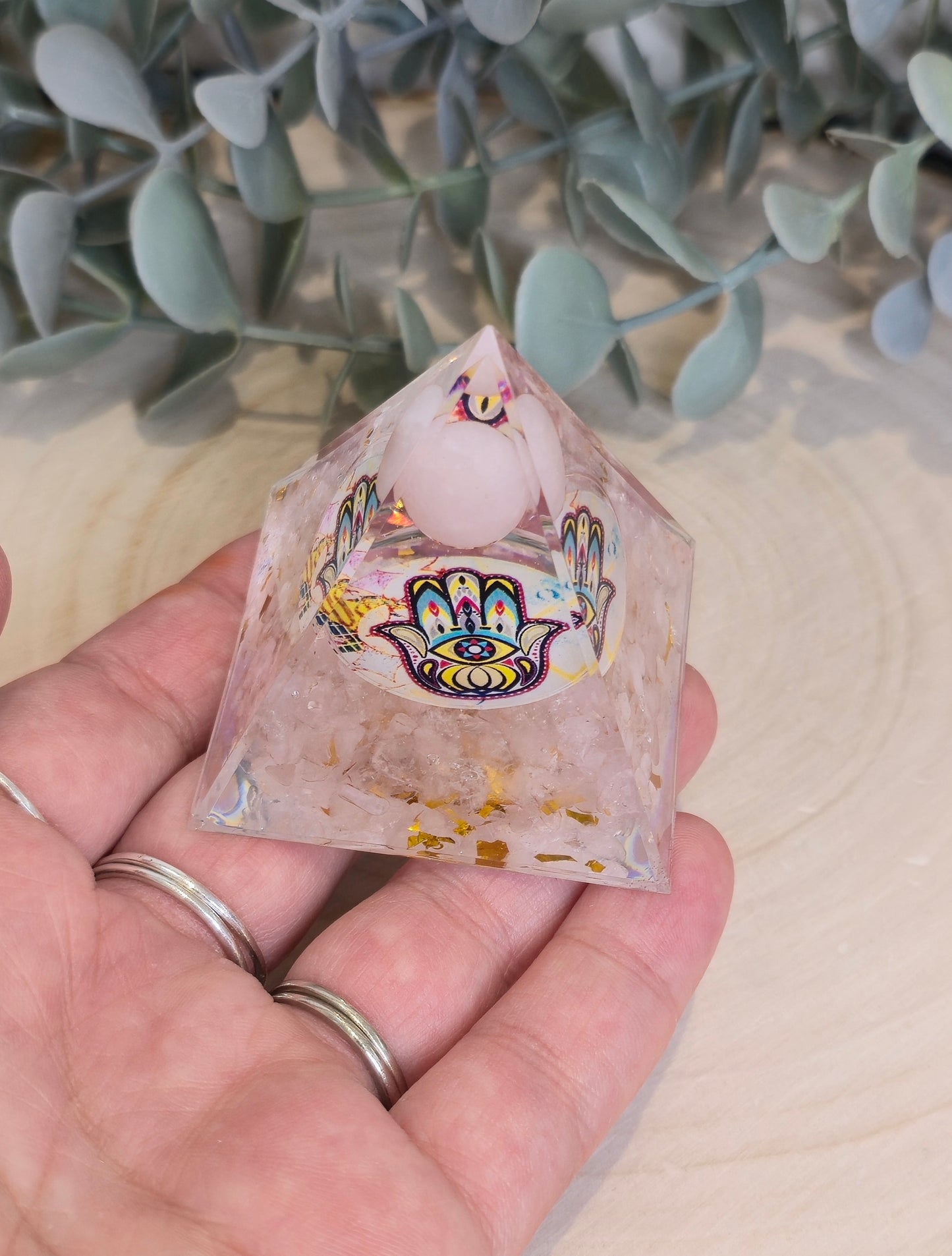 Pyramide Orgonite avec pierres - Quartz rose avec main de Fatima