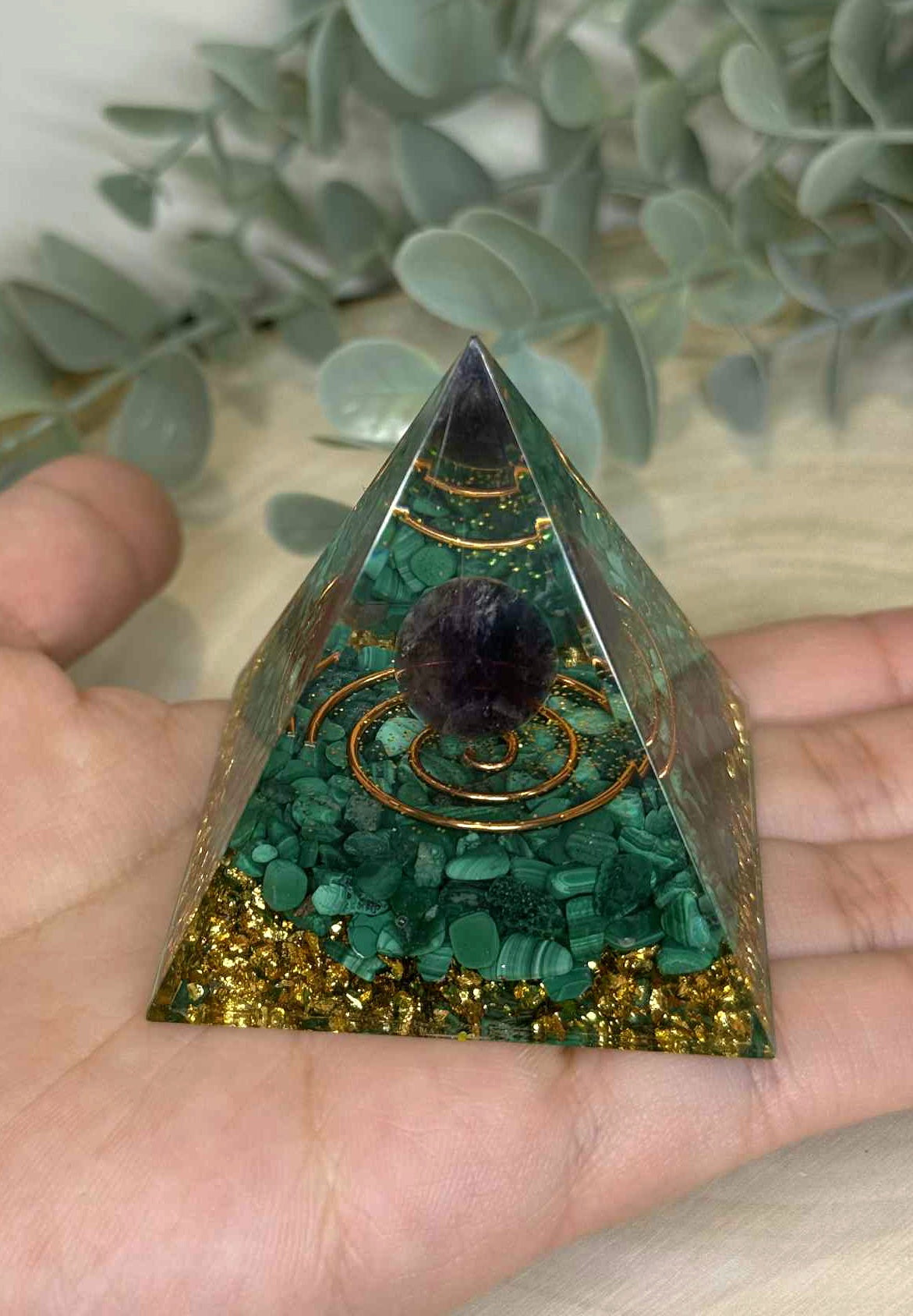 Pyramide Orgonite avec pierres - Malachite et Améthyste