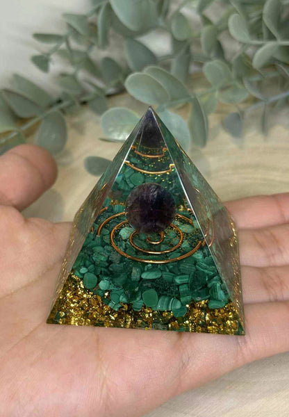 Pyramide Orgonite avec pierres - Malachite et Améthyste