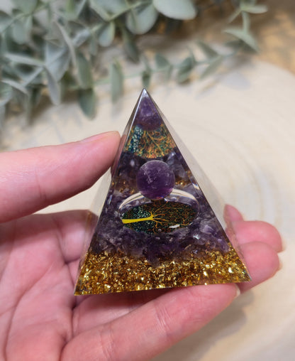 Pyramide Orgonite avec pierres - Améthyste avec arbre de vie