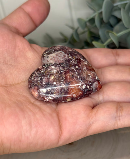 Coeur en Bois pétrifié rouge